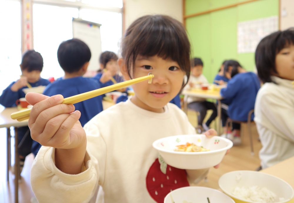 午前中、たくさん触れあったきのこ達。
給食の時間には、豆腐ステーキの上に “きのこソース”となって登場！！

「あっ、これさっき触ったえのきじゃない？」
と、名前もしっかり覚えてくれています♡
「しめじあったよー」とツルツルするしめじを上手に箸でつまみ、見せてくれたAちゃん。
４種類のきのこを探しながら、秋の味覚を楽しみました♡
