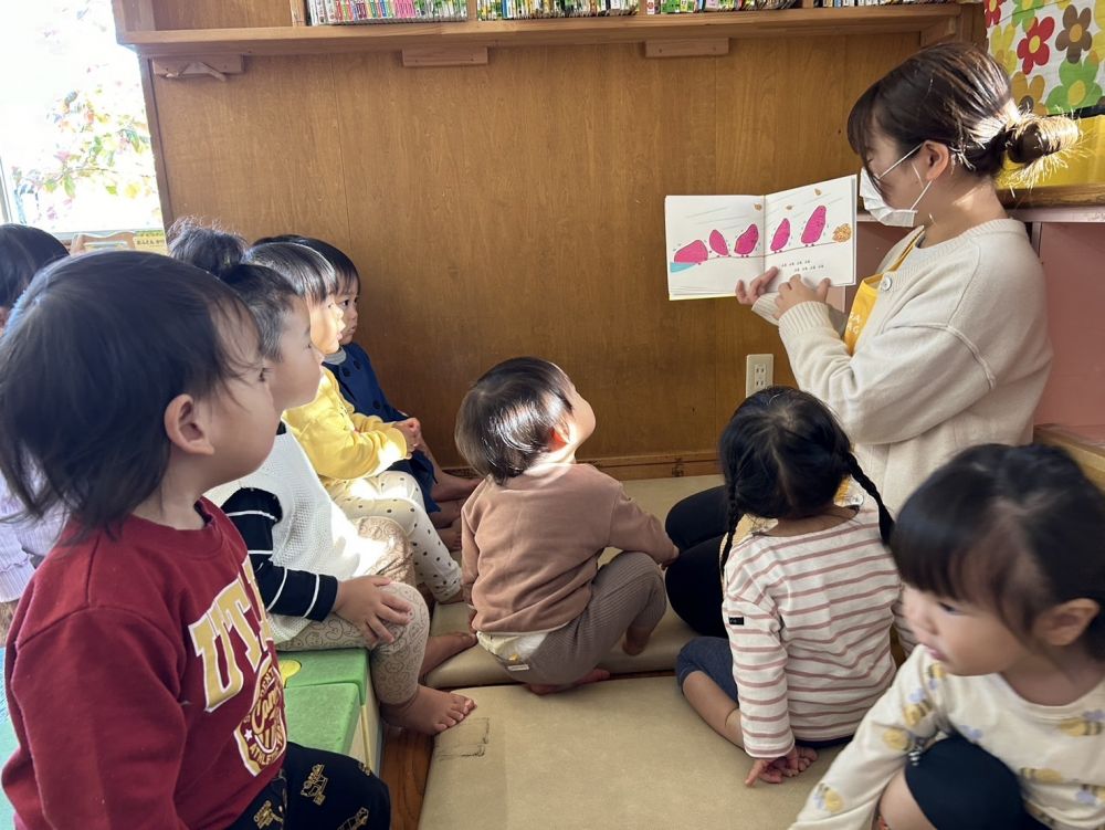 1歳児
       「おいもさんがね・・」

お芋を抜いて･･･温めると･･･
美味しい美味しい焼き芋になるお話です！

"いもほりのうた"や"やきいもグーチーパ"
のうたが大好きなひよこ組さん🐥⸒⸒

絵本の中でも歌を歌いながら楽しんで見ています🎶
