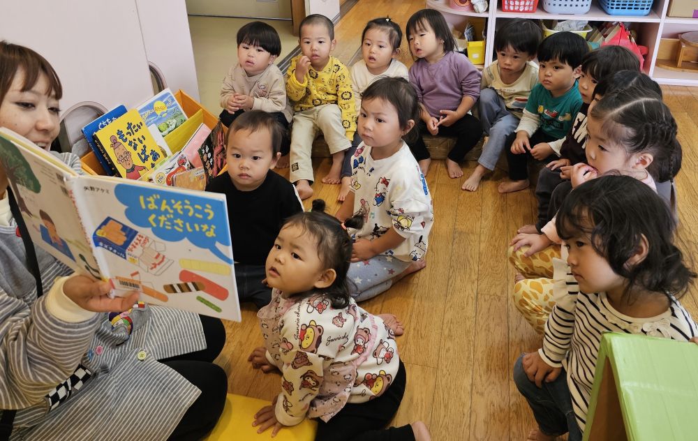 2歳児 
      「ばんそうこう くださいな」

最近のお気に入りの本📕
何読む？と聞くと、
毎回、「ばんそうこうのー！」と言います😆

色々な動物や生き物が、
ばんそうこうを買いに来て、
貼って貰って笑顔になっていきます😊

お医者ごっこでお人形に貼ったり⋯
マラソンでこけてしまい、
ばんそうこうを貼ってもらったり⋯
貼ってもらったことで、
身近に感じる絵本だったみたいです☺️