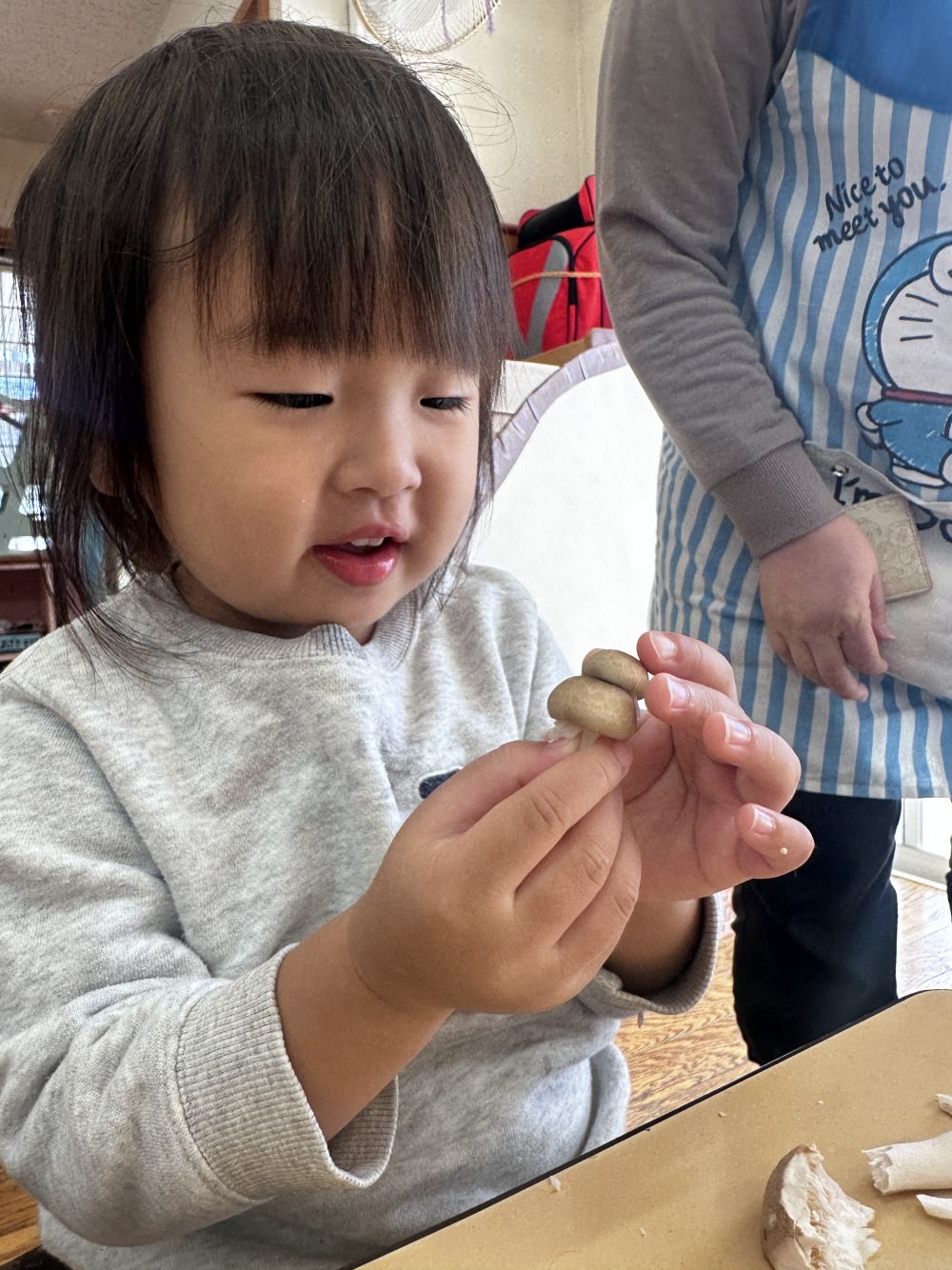 「しめじ」

しめじの笠と柄の部分を分けて・・・

指先に集中して・・・
カサを積み重ねて・・・

お見事👏

「ゆきだるま！」
「もったいないばあさんのあたま！」

