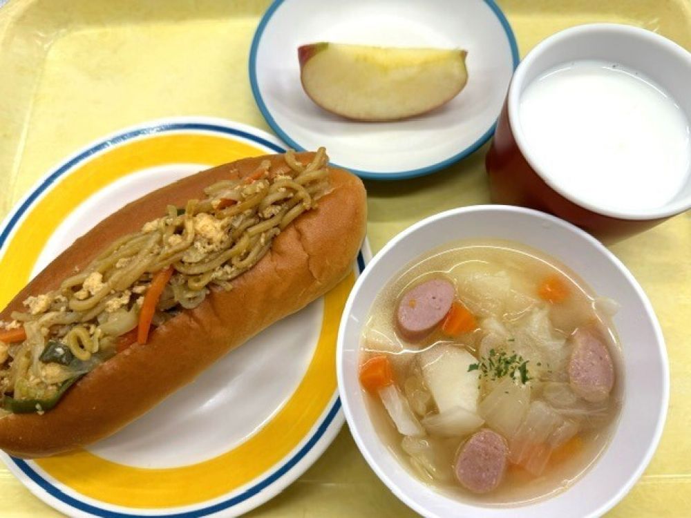 焼きそばと卵のホットドッグ

ポトフ

りんご

牛乳