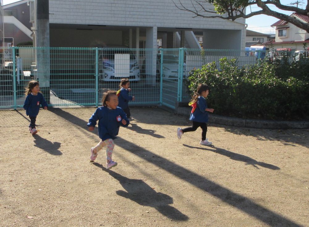 風がふくと落ち葉が動くのをみつけ、
｢葉っぱがにげてる！！｣
｢まてー！｣
葉っぱを追いかけて捕まえたり、そのままおいかけっこがはじまったり、広い公園をたくさん走っています