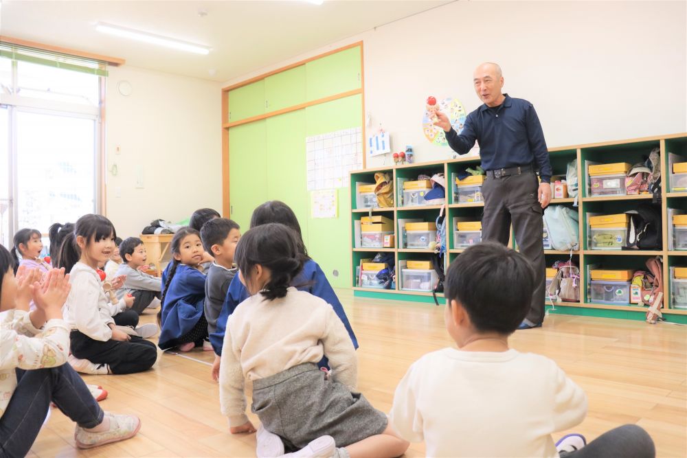 ゆめはうす認定こども園に来てくれて、今年で4年目（たぶん）のけん玉キング

まずはあいさつ代わりに、1っ発でけんにさして子ども達の心をしっかりとキャッチします
定番の技をサクサク見せてくれ思わず拍手の嵐になりました