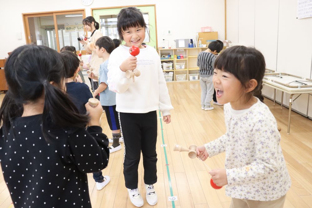 普通の遊び方だけではなく、けん玉の遊び方をたくさん教えてくれます

子ども達に人気だったのが、「アイスクリーム相撲」
玉をぶつけて相手の玉を落としたら勝ちです
もう、何度も何度も繰り返し遊びました