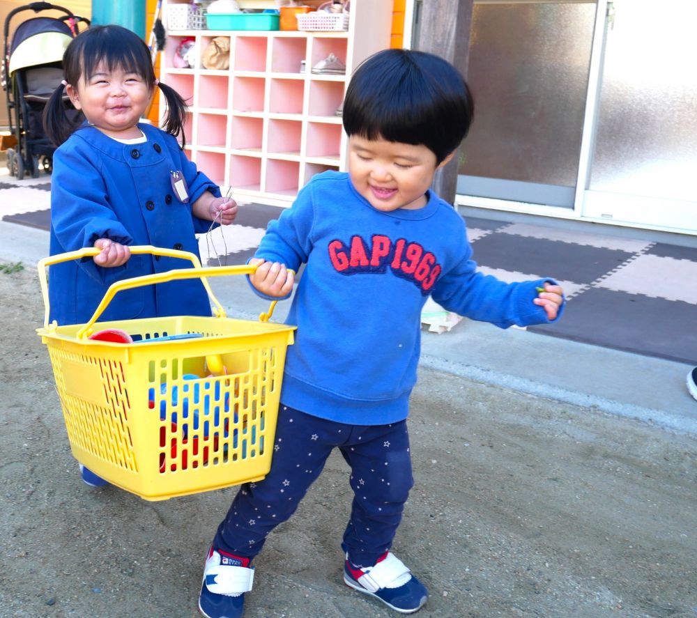 お買い物ごっこを楽しむ二人♪
カゴいっぱいに自分たちの好きなおもちゃを入れ
「Aちゃん持ってよ～」　「Hちゃん持って」
「仕方ないな～」　「なんでよ～♡」
とやりとりを楽しんでいます！！