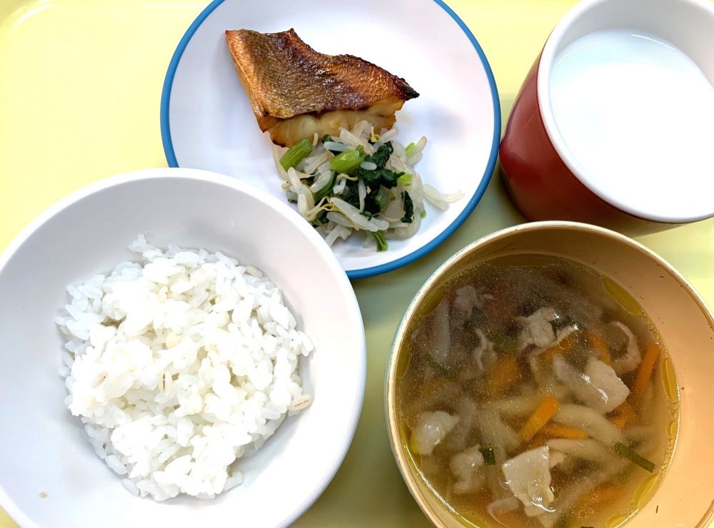 麦ご飯

赤魚の照り焼き

ゆで野菜（もやし・青菜）

沢煮椀

牛乳