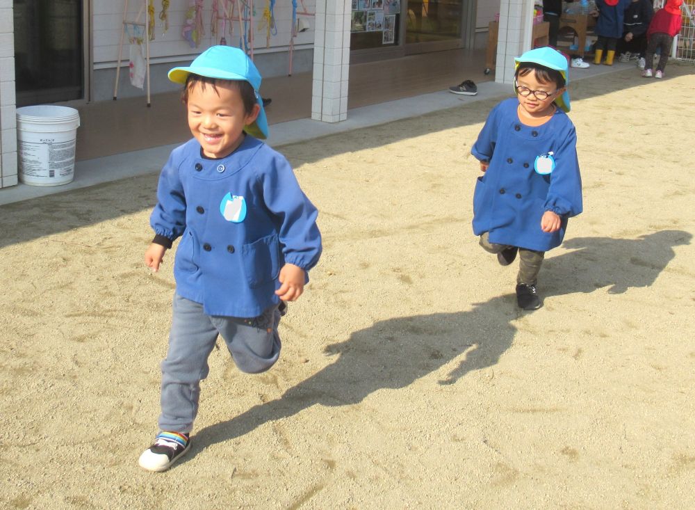 暖かい日のとある１日・・・
“気持ちいい～”
感じたことを言葉にして表現する子どもたち
みんなの心も身体もぽっかぽかに♡
身体を動かして思いきり楽しみました



『走れ～！！』
『待て～！！』
友達との追いかけっこが楽しい♡