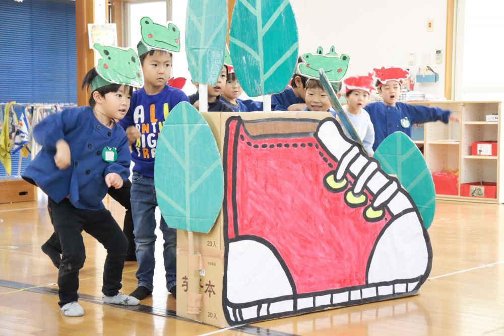 もうすぐ発表会
１２月になり子ども達もいよいよその気になってきました

４歳児さんのオペレッタ
子どもの「オペレッタって何？？」の質問に少し戸惑いながら
調べてみると「小さなオペラ」だそうです