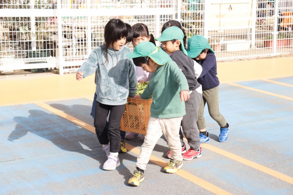 最後もみんなで協力して給食室へ運びます
なんでも意欲的な子ども達
今日もまた素敵な経験を積めました♡