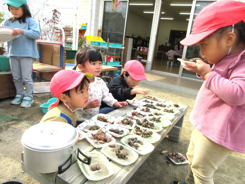 「弁当ひとつくーださい！」
「はい！お待たせしました～！」
「パクッ」　「おいしーい！」

友達が食べる反応が気になって見つめる姿、一緒に食べて会話する姿・・・
色々なやりとりをしながら、思いっきり友達と遊びこみました♡