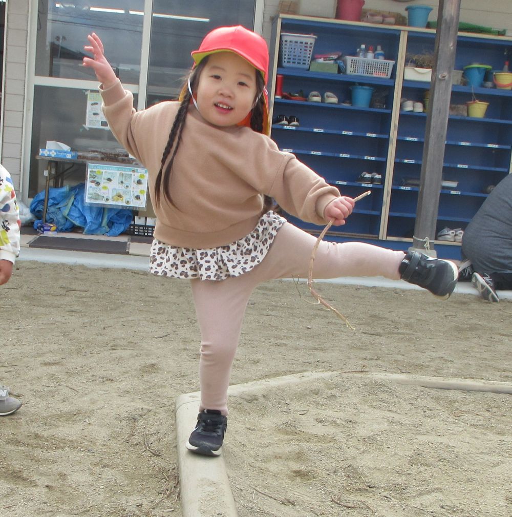 Sちゃんは砂場の縁の細い道を、ゆっくり歩いて遊ぶ

「おっとっと！！」
落ちそうになっても手や足をつかって
体のバランスをとって何度も立て直しながら・・・
「できた～！」
渡りきれた嬉しさを伝えてくれました♡