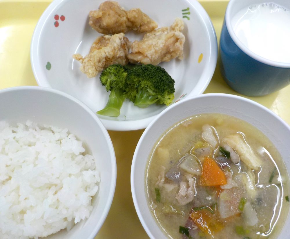 ご飯

鶏の昆布茶揚げ

ゆでブロッコリー

豚汁

牛乳