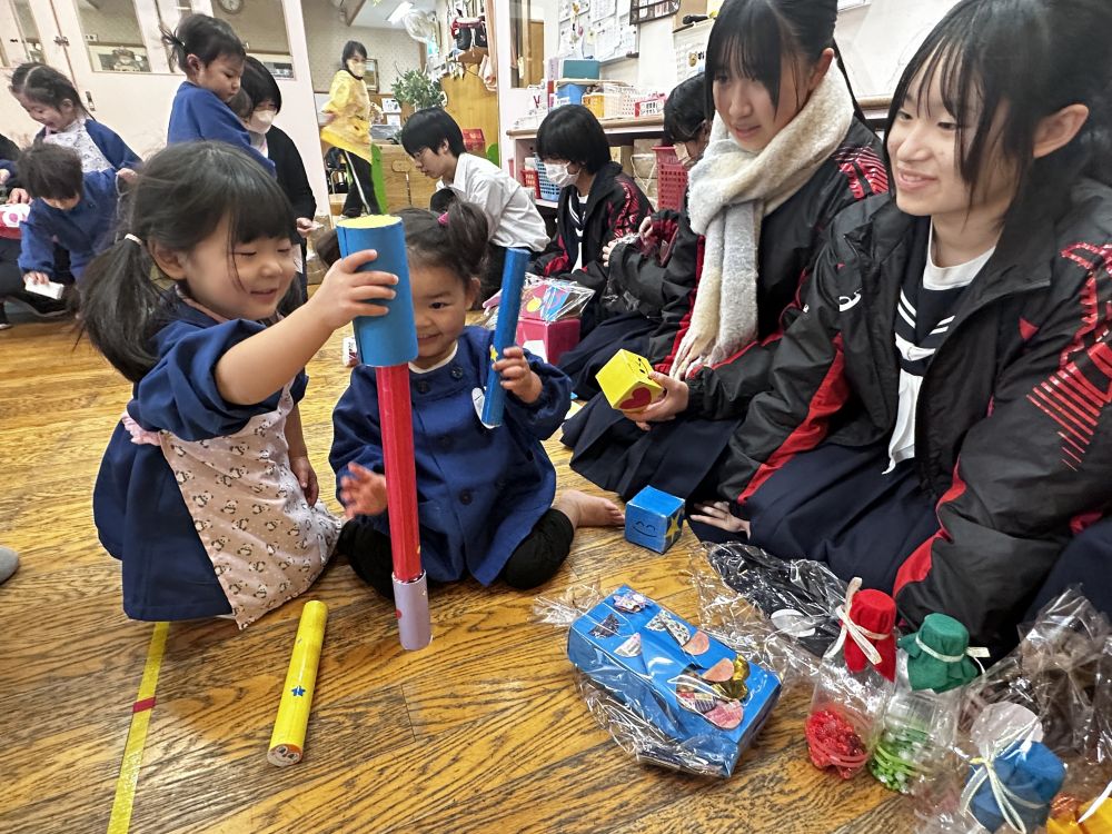 どのおもちゃも丁寧に考えてあり、使い方の説明書もありました。
お姉ちゃんやお兄ちゃんに使い方を聞いたり、一緒に遊んでみたり楽しい時間を過ごせました。