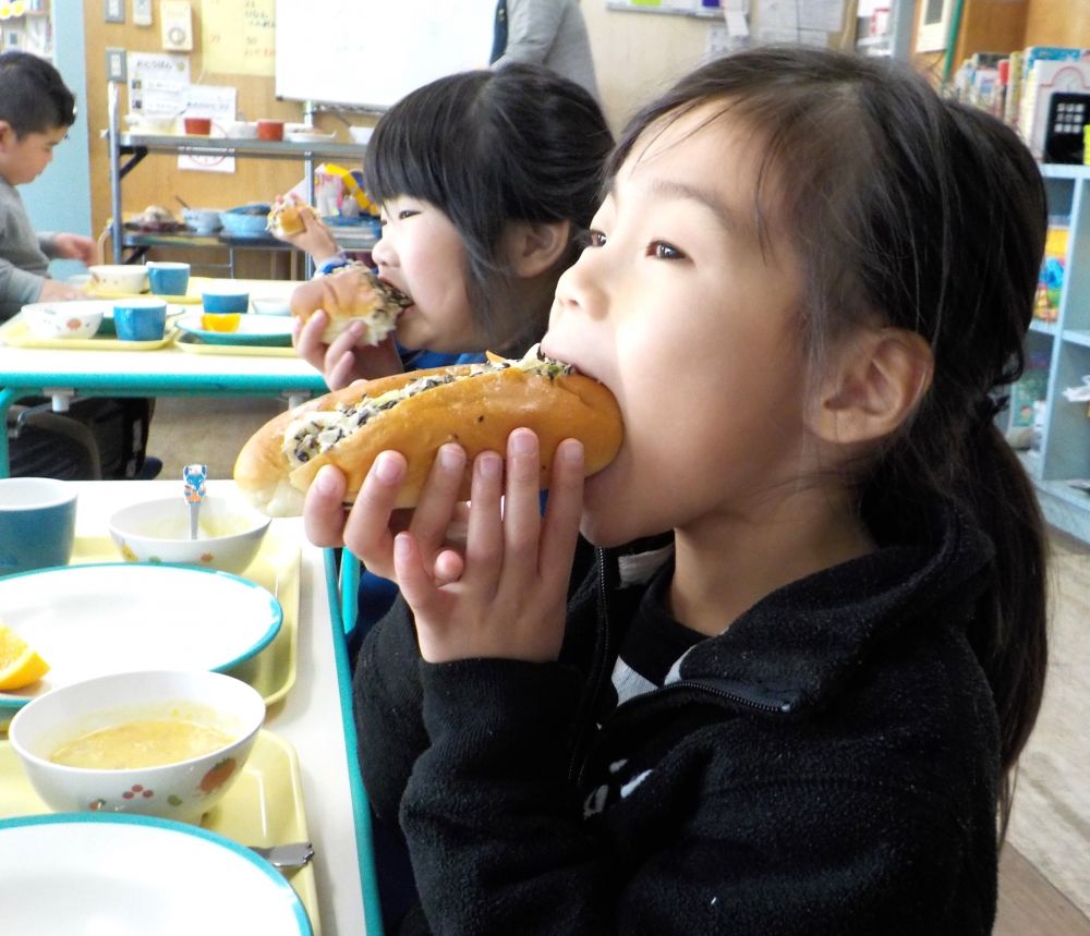 『せんせー今日の給食なにー？』
「今日はパンだよ～」
『やったー！全部すきなやつじゃー』

寒さも吹き飛ばすくらいの大きな声で元気に給食室を覗いてくれます♡

今日のキャベツパン、
大きな口で、パクリッ

『おいしい～♡』
