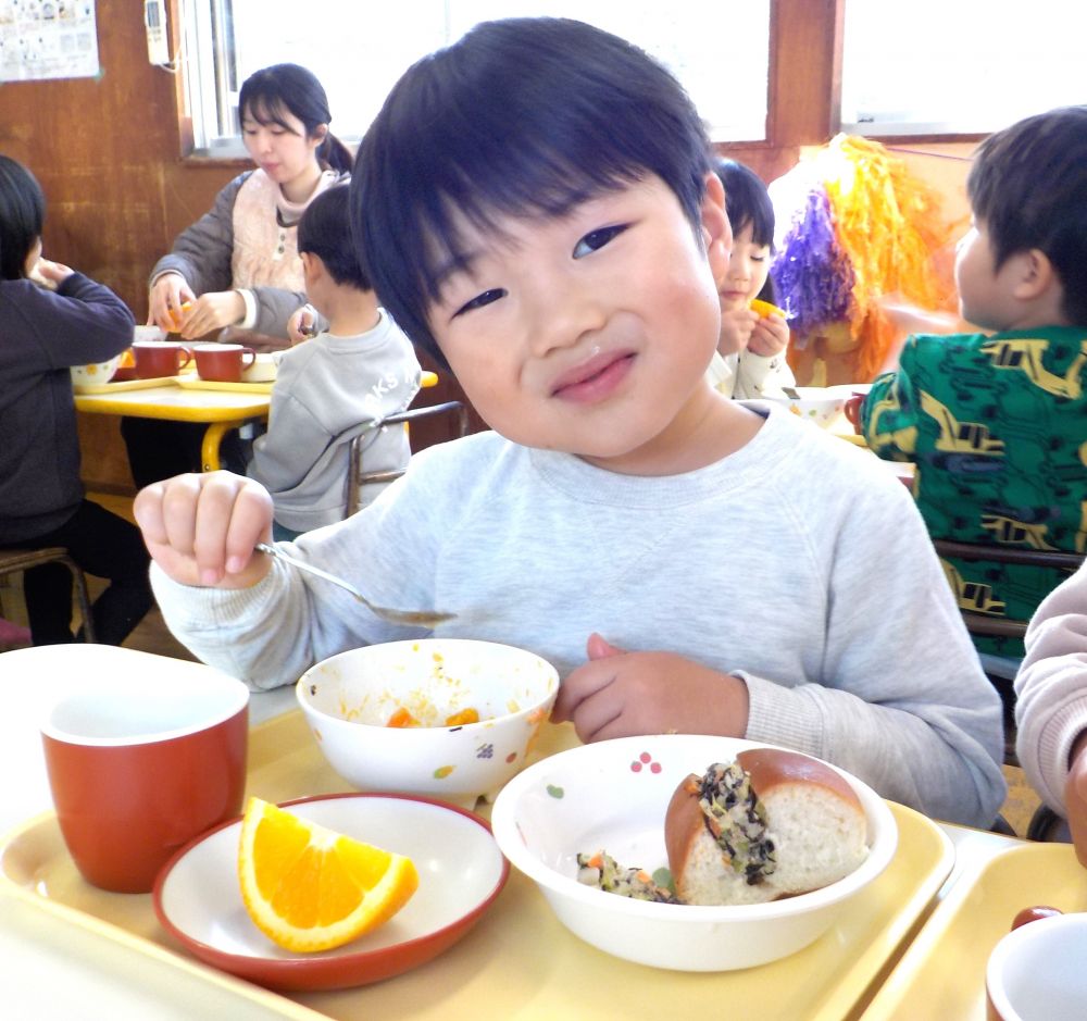 カメラを向けると少しはにかみながら笑顔を見せてくれるＧくん♡

美味しいものを食べるとにっこり笑顔になって、心も身体も元気になるね！
明日の給食も楽しみしていてね♡

