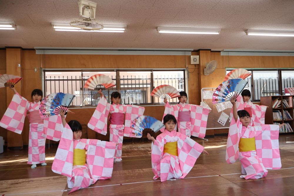 【黒田節】　【祝い酒】

普段と違う動きに戸惑ったり
扇子を開くことができず悪戦苦闘 ・ ・ ・ 

“やりたくない”
と心が折れるのかと思いきや
「今日踊りある？踊りの先生来る？」
と楽しみに過ごす子どもたち！

今まで憧れを抱いていたからこそ
次は自分たちの番だ！とでも言わんばかりに
張り切っています☆


着物を着ると嬉しくて心も弾む女の子たち♡
表情や仕草が一段としなやかに！
