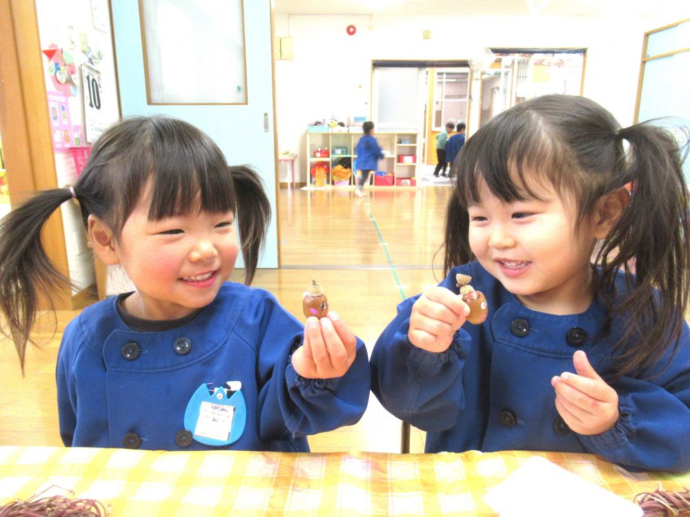子どもたちにとって12月は楽しみがいっぱいな季節♡
『次はクリスマス♡』
『サンタさん会えるかな?』
『プレゼントもらえるかな?』
もう子どもたちの頭の中はクリスマスでいっぱいです
クリスマスの歌を歌ったり・・・飾りを作って遊んだりと
季節ならではの遊びを楽しんでいます
『リースにこのどんぐり付けようよ~!』
『帽子が可愛いね』
リース作りにワクワクが止まりません♡