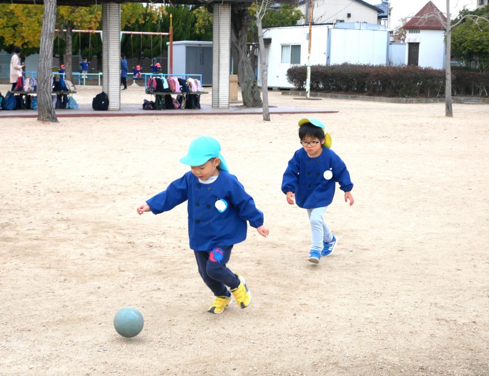 寒くなってきましたが
身体を動かして遊ぶ元気いっぱいな子どもたち
公園を思いっきり走ったり・・・ 木の実を集めたり・・・
好きな遊びをして楽しんできました
『みんなでサッカーしよう!』
『ボール待て待て~』
『僕も蹴りたい!』
ボールを追いかけ走ることで心も体もぽっかぽか♡