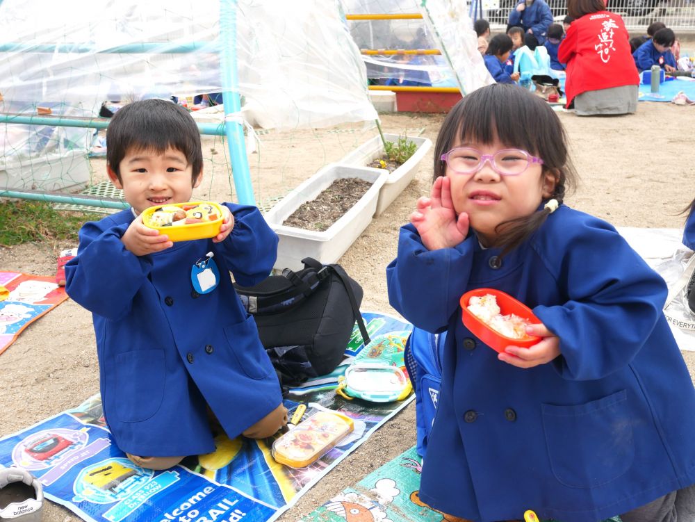 楽しみにしていたお弁当の時間・・・
口いっぱいにお弁当のおかずを頬張り
幸せそうに食べる子どもたち♡