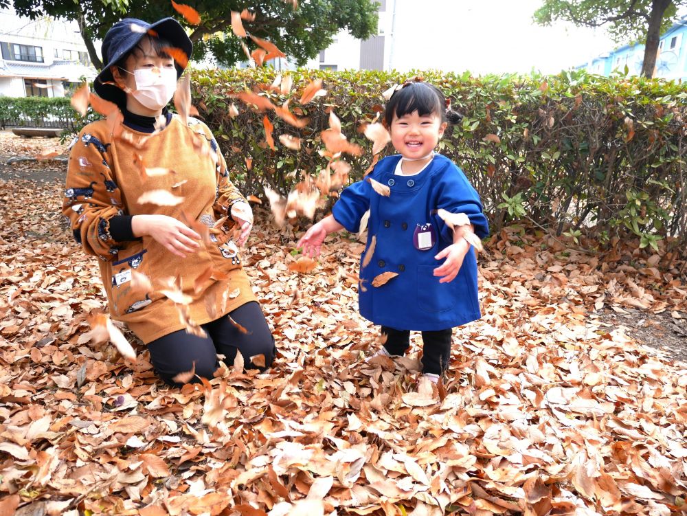 前日から楽しみにしていたお弁当の日
久しぶりのお散歩にもワクワクなヒヨコ組さん
東尾道公園にレッツゴー!!
公園に着くと葉っぱがいっぱい♪
早速走って行き葉っぱシャワーを楽しむ♡
友達や先生と一緒に何度もパラパラ~
葉っぱの下にまだ少しあった
どんぐりやメタセコイアの実を発見
目を輝かせて「私の!」と拾うみんな