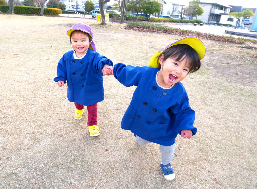 みんな大好き東尾道公園の芝生
よーいドン!!と思い切り走る
「まて~」と逃げたり、友達と一緒に走ったり
寒さに負けず体を動かす事を楽しんでいます♪