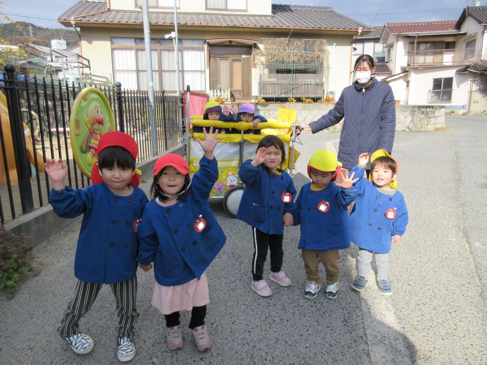 　おべんとう♪おべんとう♪と朝から歌うほど・・・・・。
その前に公園に行ってきます。
「横断歩道を渡るとき手を上げるんだよ。」
「溝がある気をつけて！！」
と、子どもたち同士で言っていることにびっくり！！
