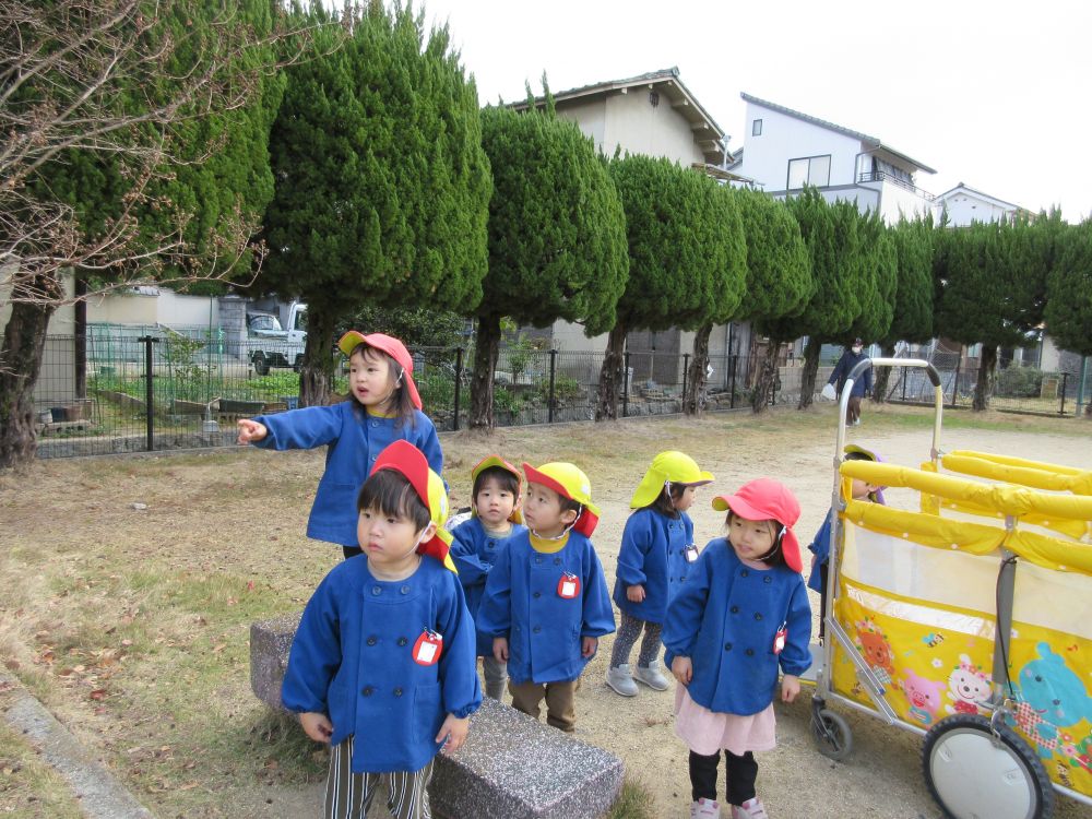 公園につくと何やら物影が・・・・！！
止まっている車の所を何かいるのに気づき
色が茶色かったので「もしかして、らいおんじゃない？」
「ちがうよ猫だよ」
「ぜったいらいおん！」
その会話を聞いて、みんなで見る。
そんな発見もありながら、貸し切り公園を満喫して遊びました。

・・・・で、物影の正体は猫でした。笑