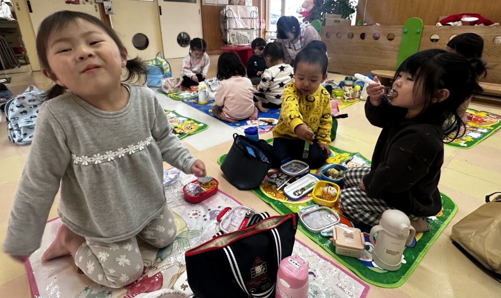 今日は楽しみにしていたお弁当の日🍙
 
 お弁当の時間までが待ち遠しくて…
「おべんとうたべよ！」
「おべんとうまだ？」
「いつ たべる？」と、
何度も聞いてくるクマ組さん🤭

今日は寒かったので、
お部屋でシートを敷いて、
食べました♡
