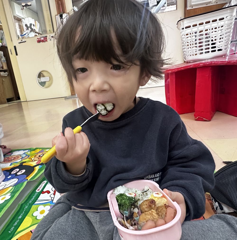 大きなお口で、おにぎりいただきまーす🍙
デザートのいちごが早く食べたいAくん🍓

朝早くから、お弁当の準備、
ありがとうございました🥰