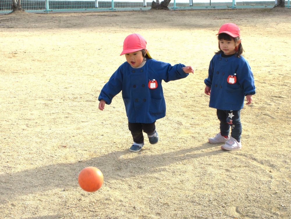 今日はお弁当の日!
高西公園まで、みんなで散歩に行ってきました
「ボールやりたい!」
体を使って遊ぶのを楽しむ姿がどんどん増えてきています
ボールを蹴っては友達と一生懸命追いかけるのが楽しい♡
公園だと、思いきり走れるのが嬉しくて、何度も追いかけて体全身をつかって楽しみました!