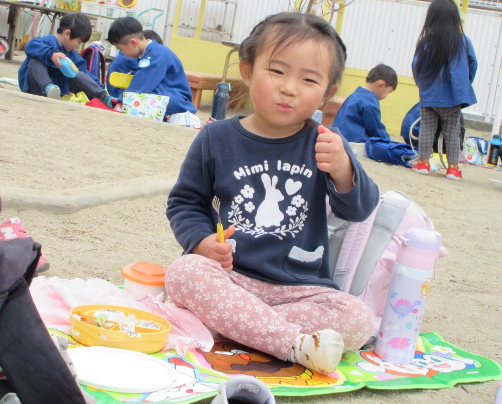 園に帰ってお弁当の時間・・・
「みて!おにぎり入ってるんだ~」 「ん~おいしい!」
友達や先生にお弁当を見せて教えてくれるKちゃん
表情と仕草から、嬉しさが伝わってきます・・・♡