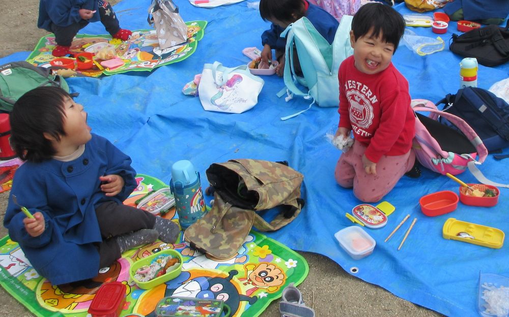 「それ何が入っとるん?」 「一緒じゃん!」
友達と一緒に食べるお弁当が嬉しくて会話も止まらない様子でした♡
お忙しい中、素敵ななお弁当をありがとうございました!