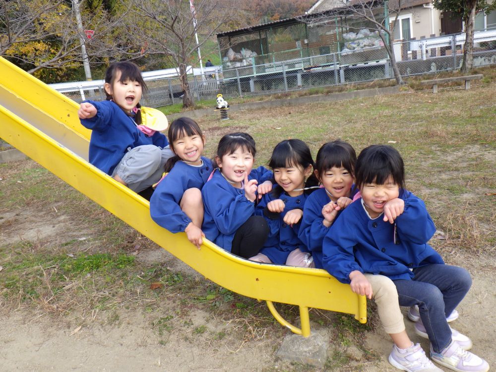 こちらでは滑り台に大集合!
可愛くポーズ♡