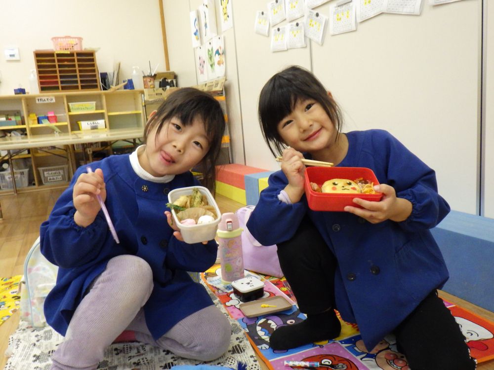 園に帰って部屋にレジャーシートを敷いてお弁当
大きく響く「いただきます!」の声!
お家の人の愛情たっぷりのお弁当
お腹も心もいっぱいです♡