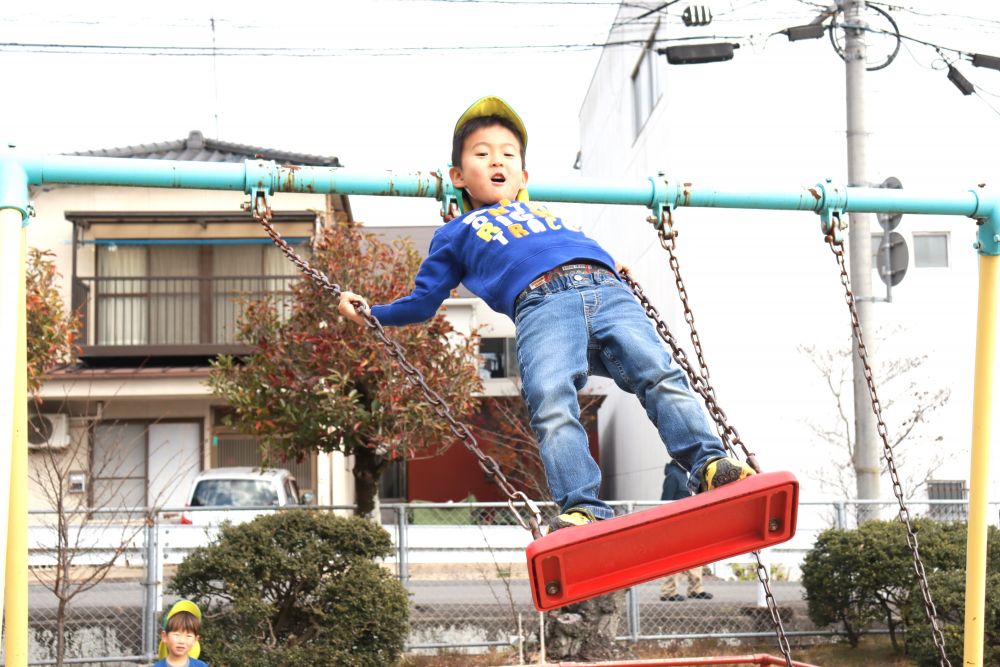 すごい勢いに心配になる保育者をよそに
豪快にブランコを楽しむD君