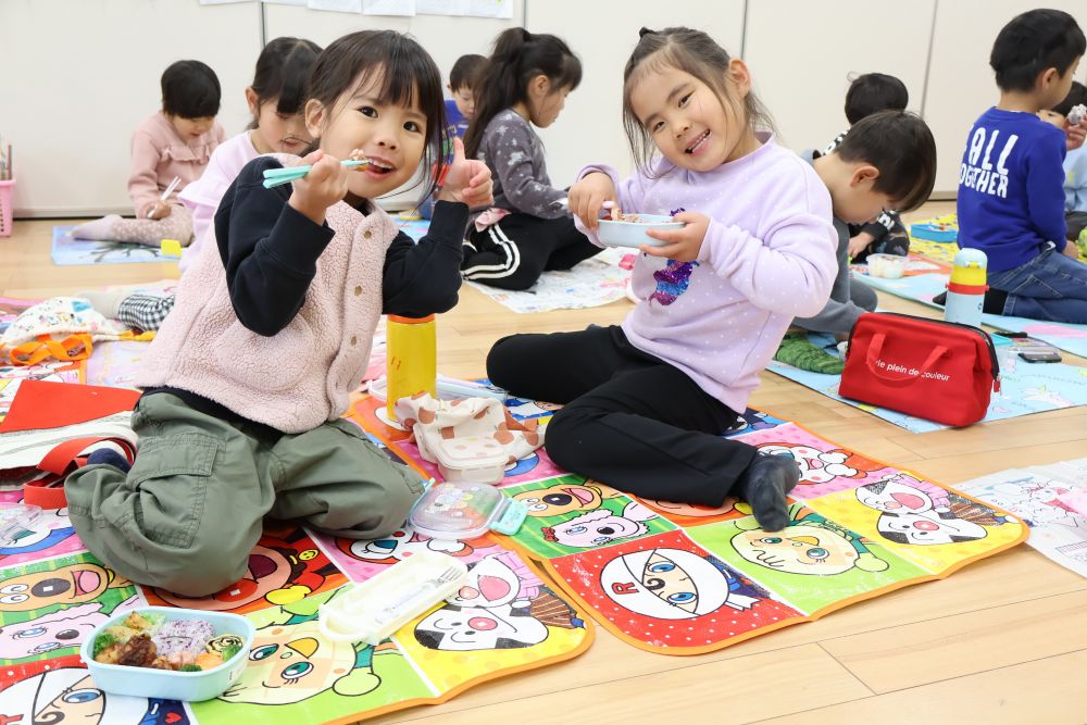 片道約４０分
もっと時間がかかるかと思いきや、しっかりと歩く子ども達
予定より早く園に着き「もう少し公園で遊べたなぁ・・・」と思いながら・・・

さて、楽しみにしていたお弁当です
１２月、外は寒いので保育室でピクニックごっこ♪
お弁当も美味しいですが、友達と一緒に過ごすことでもっと素敵な時間になります
