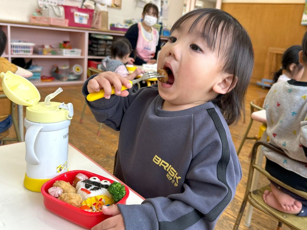 そしていよいよ待ちに待ったお弁当タイム🍱♪

大きな口を開けて食べるMくん😄
 　”あーん…ぱくっ!”