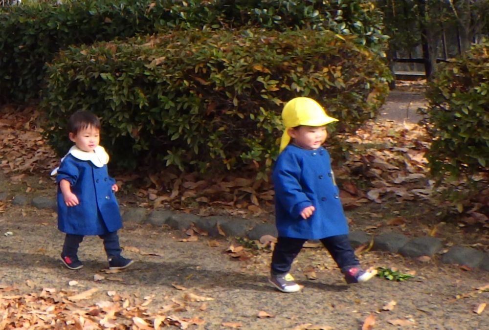 同じ歩幅で、同じ方向に歩く2人♡
楽しい気持ちが伝わってくるよう