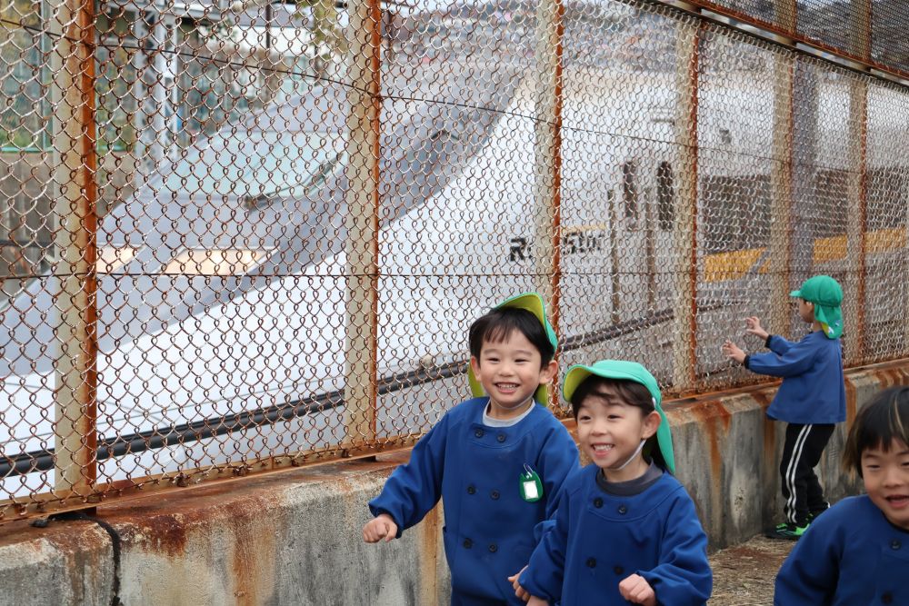 おべんとうの日
ゾウ組さんは新幹線を見に行ってきました！！
キリンさんより新幹線を間近に見れる穴場情報を聞き、いざ出発～

行きはリス組さんを川上公園まで案内し、ぐるっと回って目的地到着～