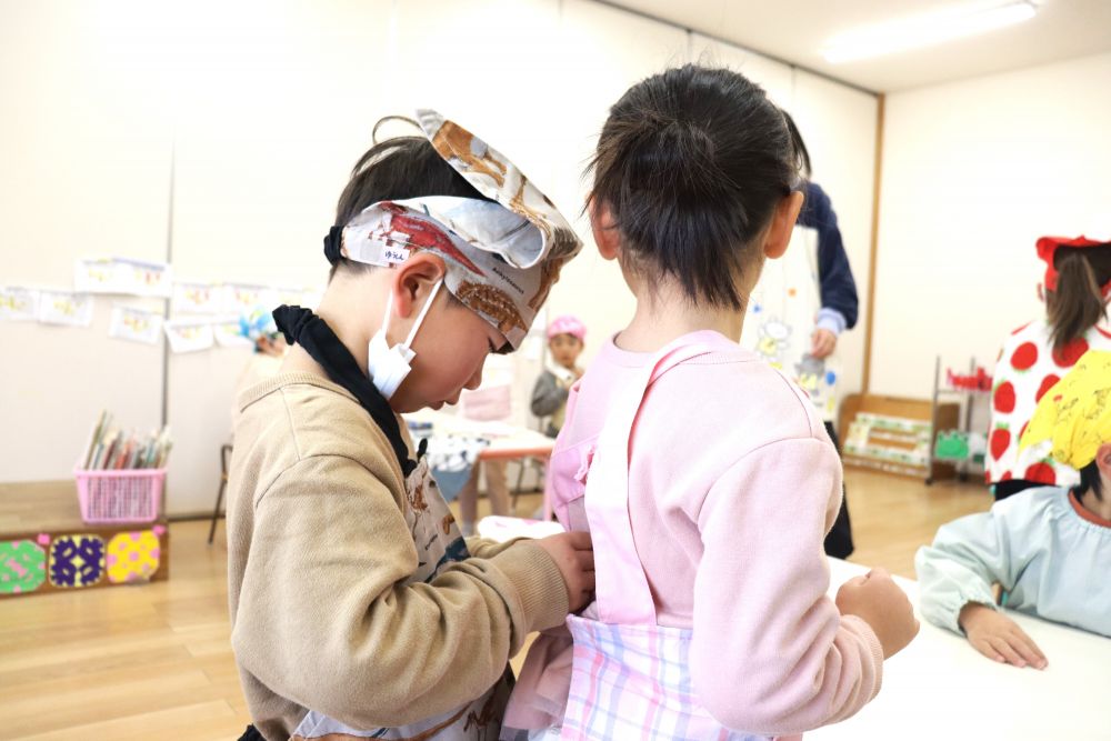 もうすぐクリスマス☆
なんだか最近毎日ウキウキで過ごしている子ども達です



楽しみにしていたクッキングをしますが、エプロンを着る時に・・・
友達の背中のボタンをとめてあげるY君にほっこりします

ボタンをとめてもらっているSちゃんには「大きくなって結婚するときはこういう優しい人と結婚するんよ！」なんて冗談を言いながらクッキングスタートです