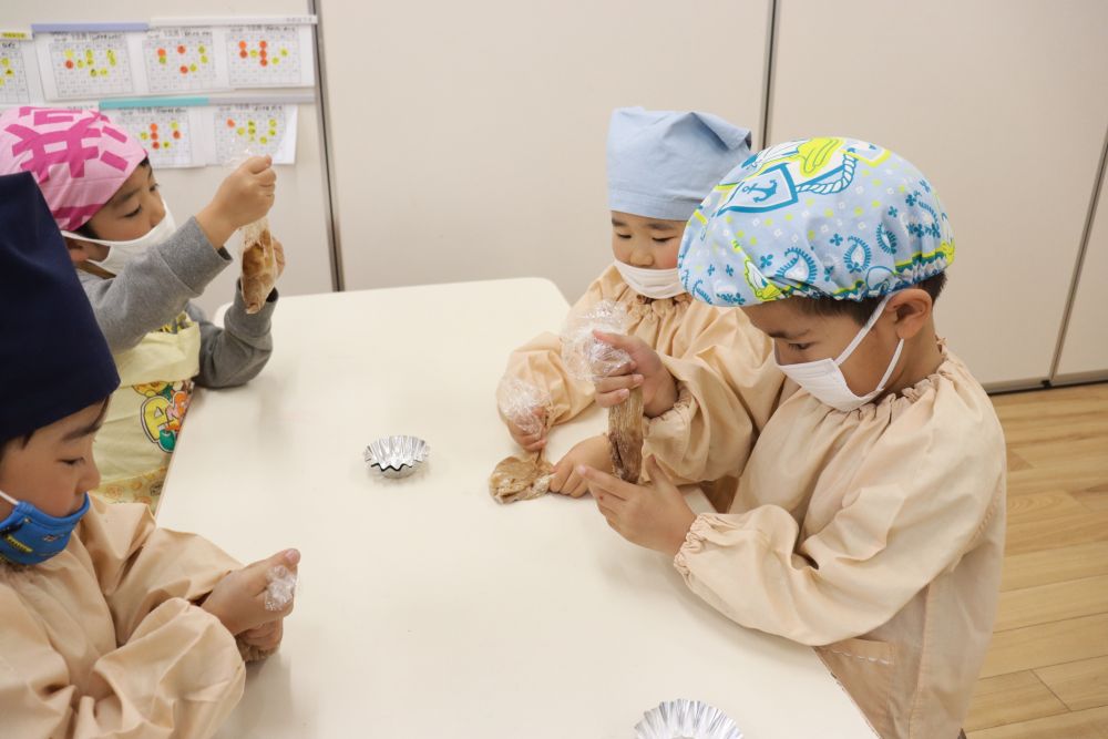 今回作るのは
「さつまいもde松ぼっくり」
さつまいも？松ぼっくり？子ども達もなんだかサッパリでしたが、みんなサツマイモをもみもみします