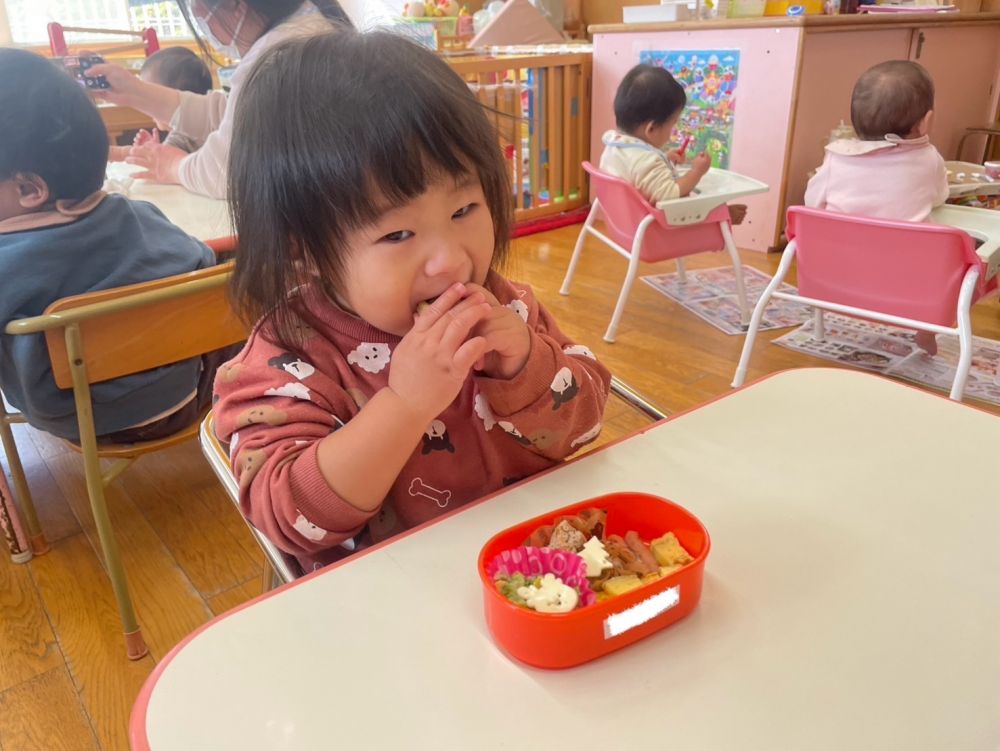 １７日(火)は、お弁当の日でした。
お弁当を開けると
大きなお口で頬張るＴくん