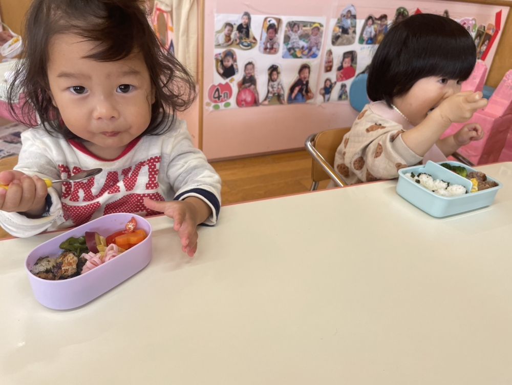 食具を上手に使えるようになり
思い思いに、自分たちの好きなものから
美味しそうにたべてましたよ～