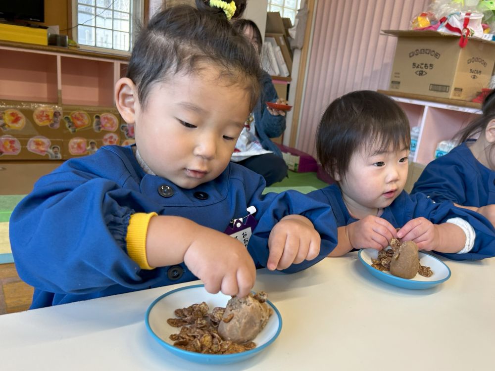 今日はおやつの時間に

みんなでまつぼっくりを作りました♪
