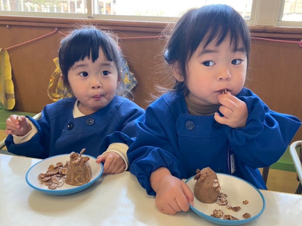 給食先生が最後に雪のように粉砂糖をかけてくれました😊

自分で作って食べたらおいしく感じるね💓