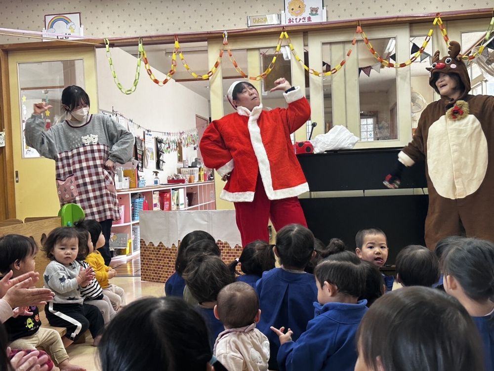 お楽しみ会では、なんとあいはうすに
あわてんぼうのサンタさんと
トナカイさんが来てくれました🎅

「みんなも踊ろうよぼくと～♪」

みんなも一緒に踊りました😄