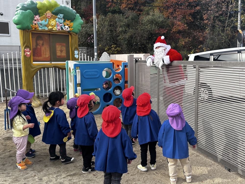 園庭で遊んでいると、
またまたサンタさんが来てくれました🎅


またクリスマスに
プレゼントもってきてくれるかな～！？🎁

またきてね、サンタさん！！