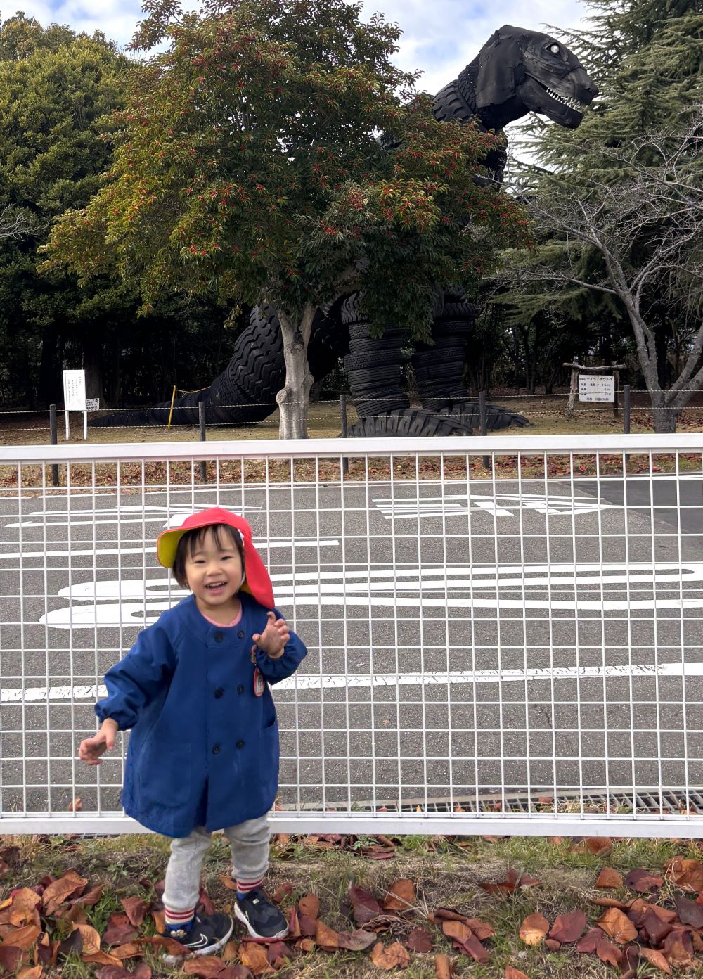 クマ・ヒヨコ組さんは
恐竜公園に遊びに行きました🦖

がぉ～！！