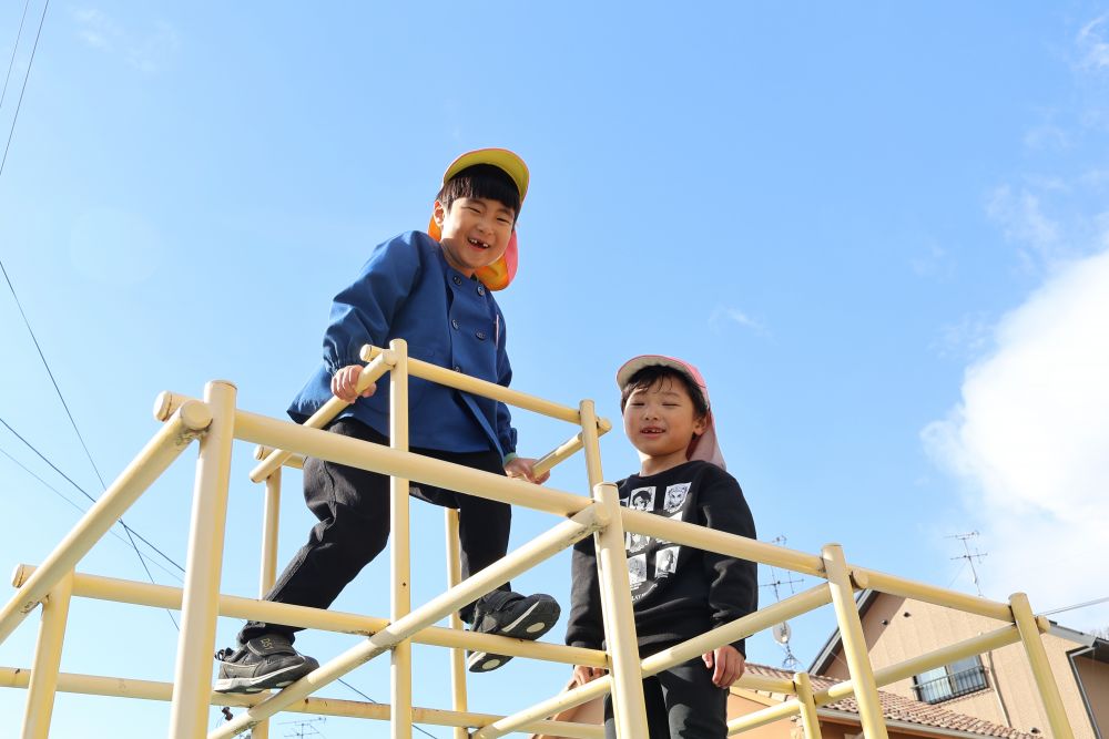 今回のお弁当の日もはりきって遠出 ！ ！ 
平原のあいはうす近くにある
【わんぱく公園】まで遊びに行きました！


片道４０分の道のりを歩いても
元気いっぱいな子どもたち
公園に着くなり早く遊びたくてソワソワ ・ ・ ・ 


「見てー！一番上まで上がれるんよ！」
とTくん
近くの公園にはないジャングルジムに大興奮♡
最初から最後までジャングルジムで
イメージしながらマイクラごっこを楽しんでいました！


