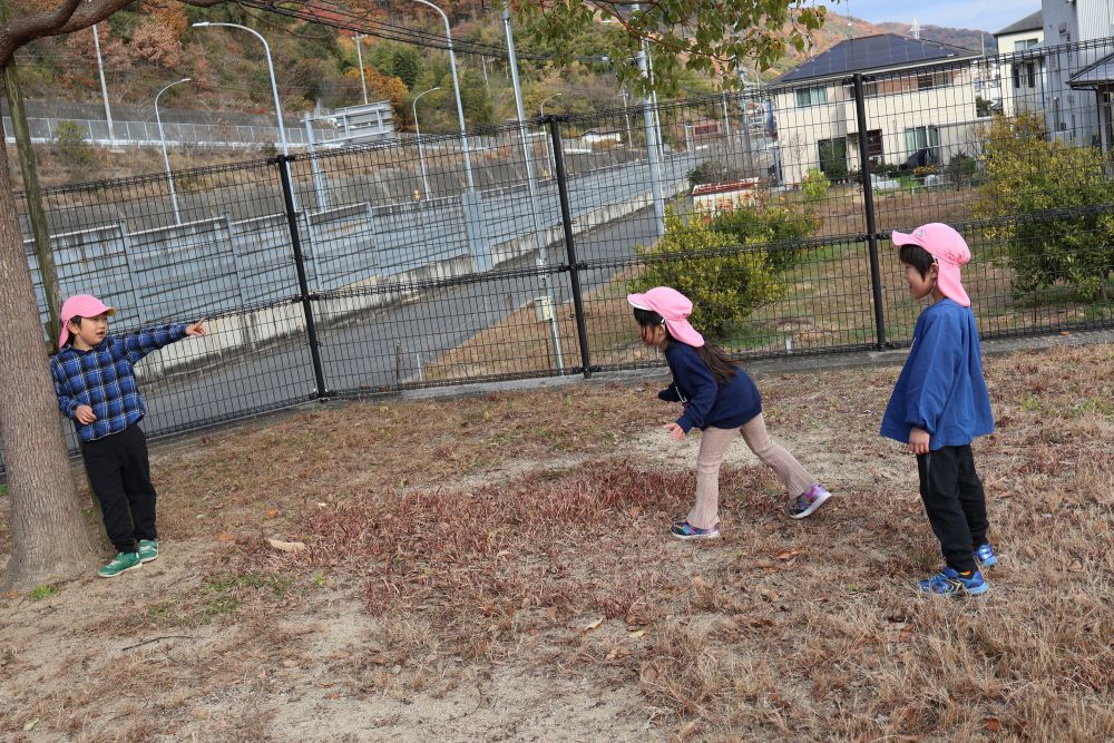 こちらでは
【だるまさんが転んだ】

いつも同じメンバーではなく
やりたい遊びから様々な友達と
関わって遊ぶことができるキリン組さんです♡
